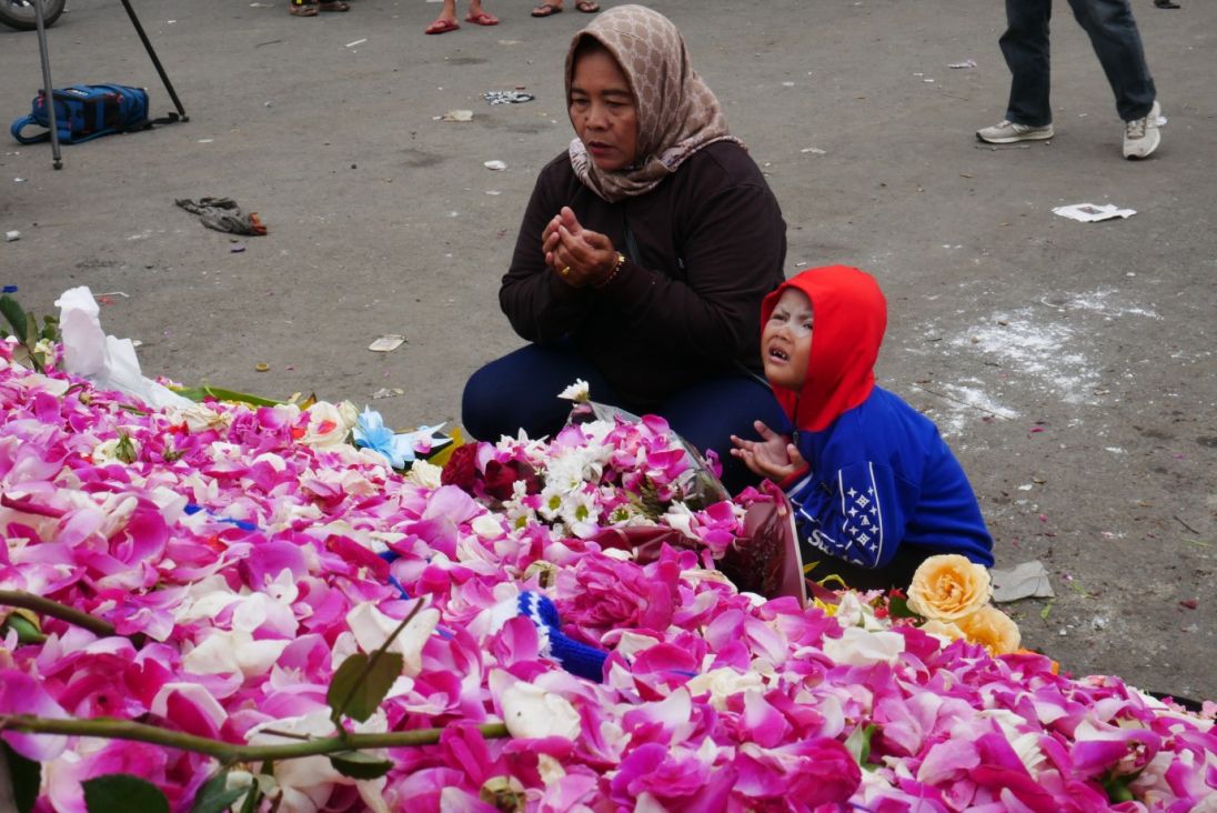 Tragjedia indoneziane: lule dhe lutje për të vdekurit në stadium