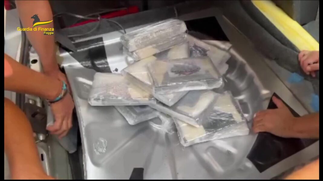 Shqiptari humb qetësinë, kontrolli i policisë italian i gjen 20 kg kokainë të pastër Shqiptari humb qetësinë, kontrolli i policisë italian i gjen 20 kg kokainë të pastër