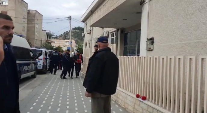 Sera e kanabisit në Dimal, gjykata vendos t’i lërë në burg, 11 të arrestuarit: Paguheshim 5 mijë lekë dita, u detyruam për shkak të gjendjes së vështirë ekonomike
