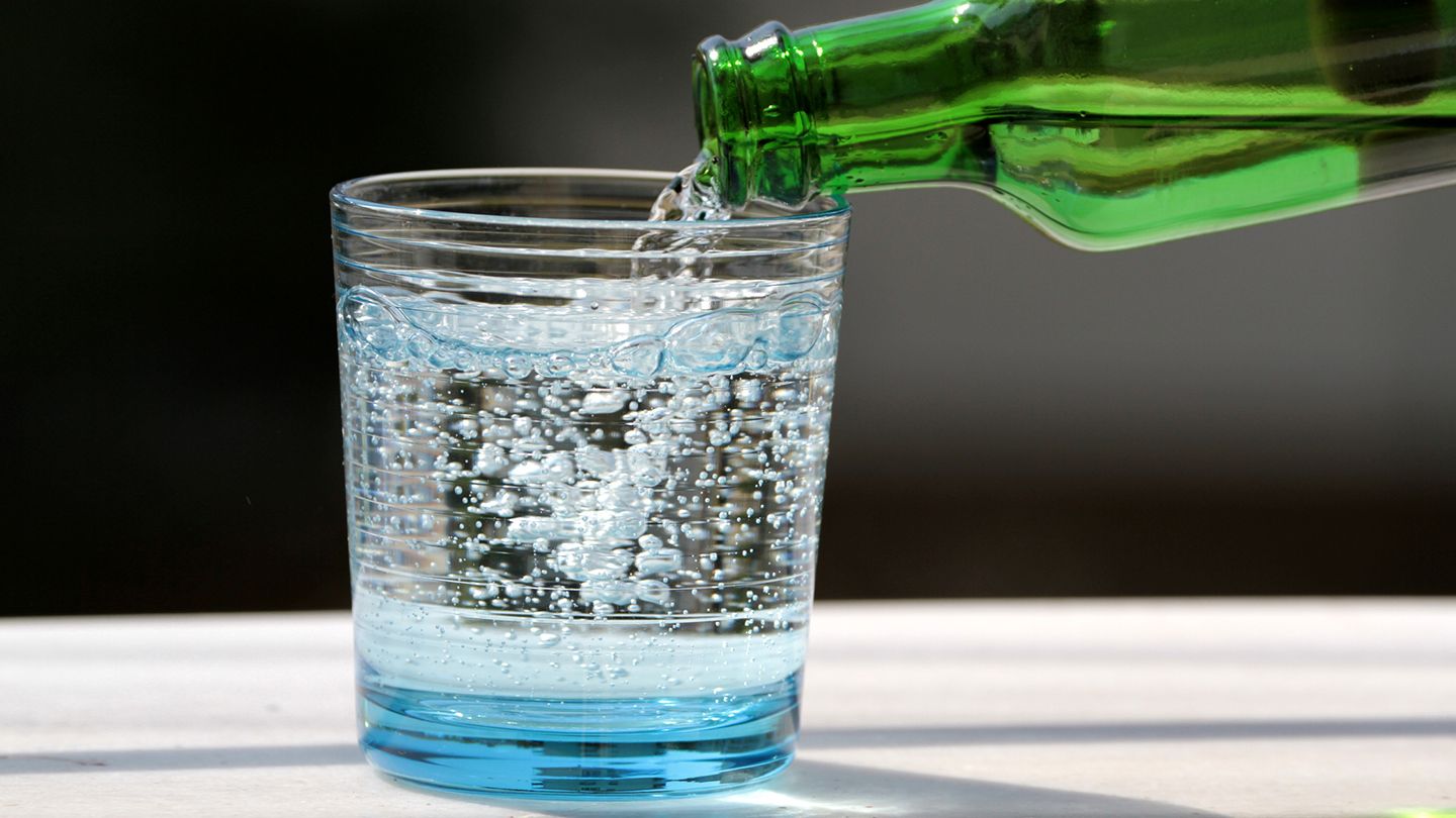 A mund të shtosh në peshë prej ujit me gaz – çfarë duhet të dini