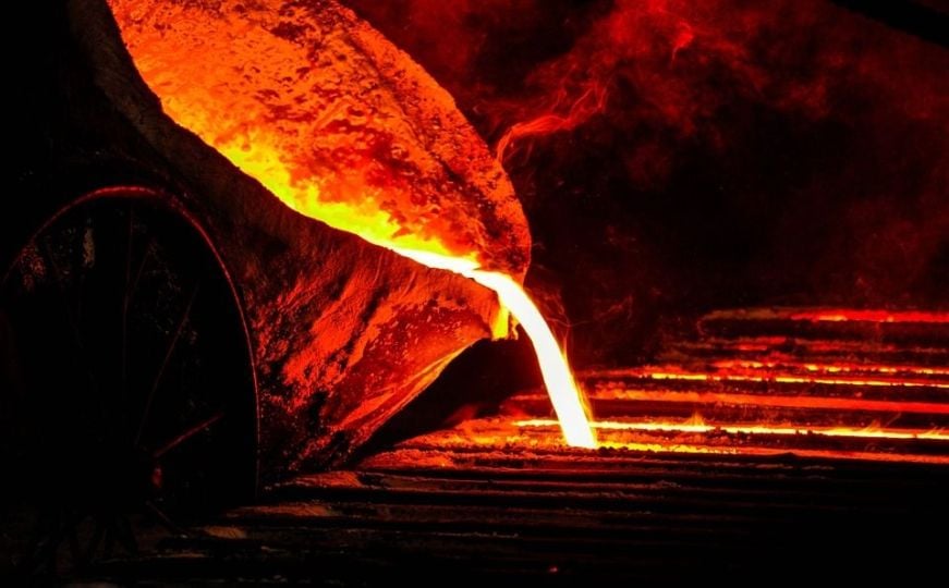 istopljeni rastaljeni aluminij metal