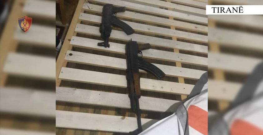 Me dy kallashnikov në makinë/ Arrestohen katër persona në Tiranë, tre prej tyre me precedent kriminalë (EMRAT) Me dy kallashnikov në makinë/ Arrestohen katër persona në Tiranë, tre prej tyre me precedent kriminalë (EMRAT)