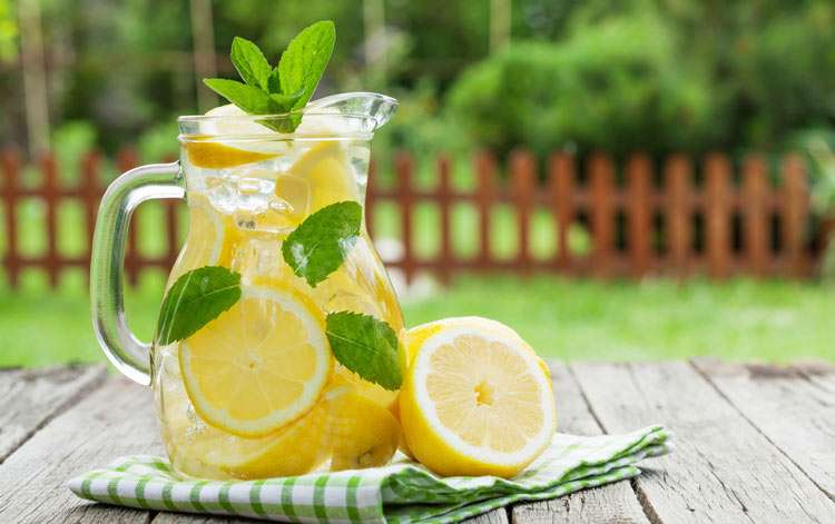 Arsyet pse duhet të pini ujë me limon çdo ditë të jetës suaj