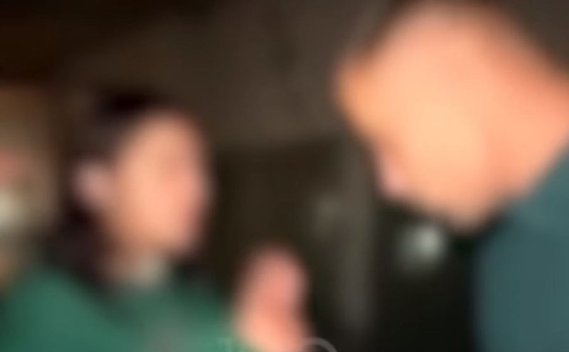 Video SHOKUESE!/ “Do hash vetëm dajak, do bëj ça të dua me ty. E kuptove?”/ Të rinjtë bullizojnë dhe dhunojnë fizikisht shoqen e tyre: Uli puthi këmbët Kiarës!