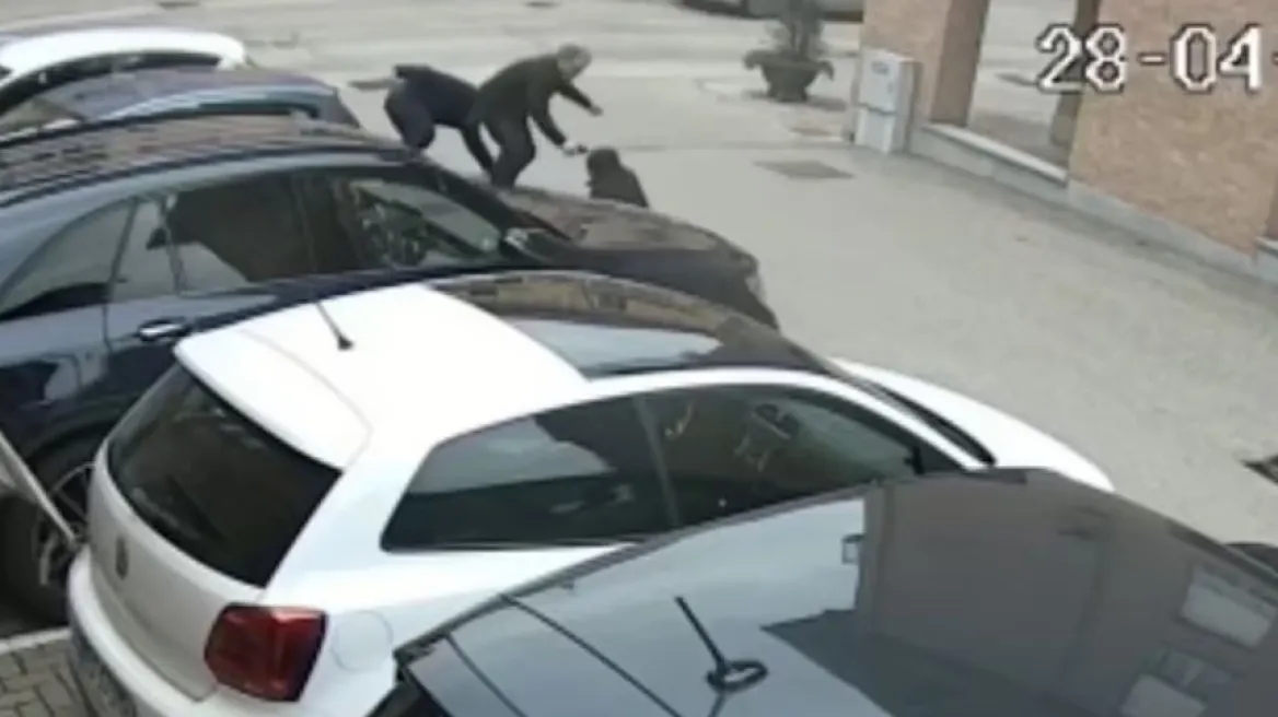 Argjendari që akuzohet për vrasje pasi qëlloi për vdekje dy grabitës