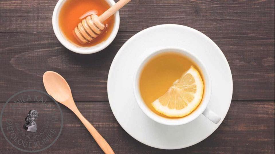 Ja përse duhet të pini esëll çdo mëngjes ujë me mjaltë e limon…