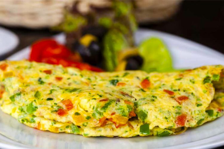 Receta për një mëngjes plot shije/ Omletë me perime