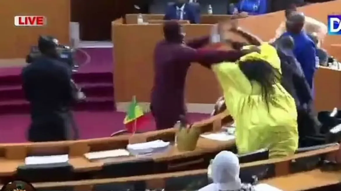 Senegal: përleshje e ashpër mes deputetëve me grushta, shkelma e karrige