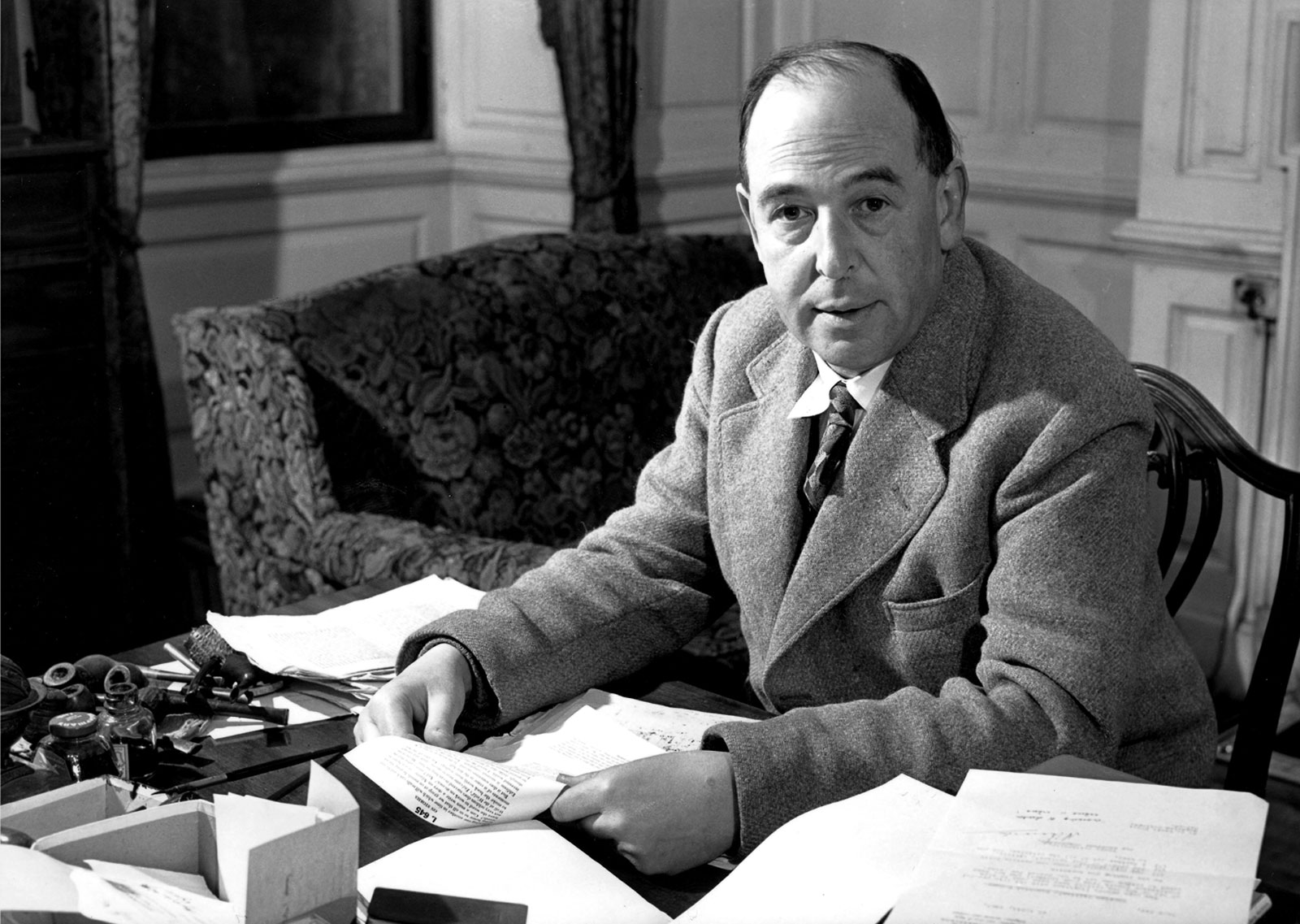 “Nëse e gjejmë veten me një dëshirë që asgjë në këtë botë nuk mund të kënaqë, shpjegimi më…”/ Thëniet më të Bukura të C.S Lewis