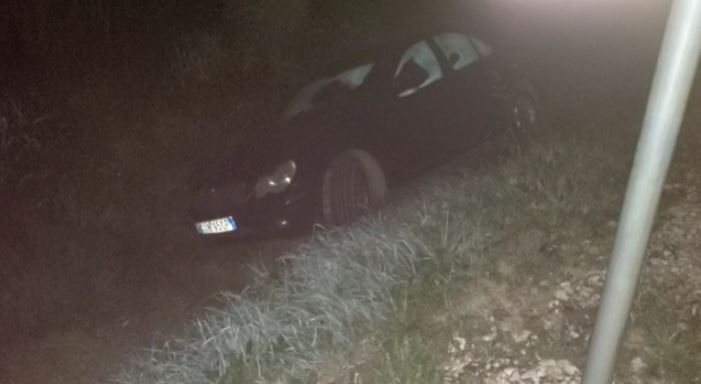 Dimal/ Makina del nga rruga dhe përfundon në kanal, shpëton për mrekulli çifti i moshuar. Shkak mungesa e ndriçimit