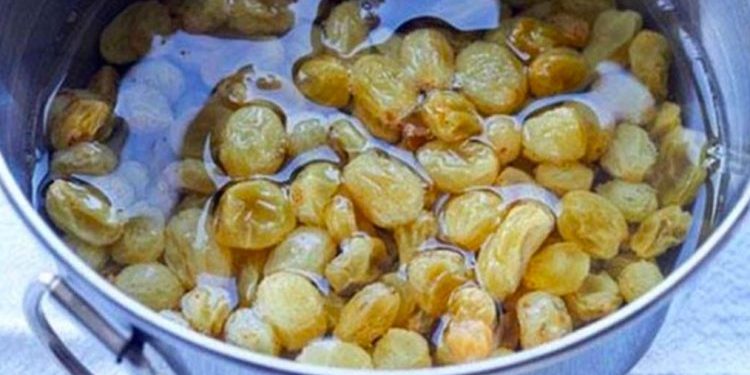 A e dini si të përdorni lëngun e rrushit të thatë për pastrimin e mëlçisë?