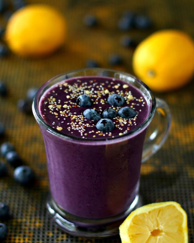 Ky smoothie me limon me boronicë është një ide kaq e shijshme dhe e lehtë për mëngjes!