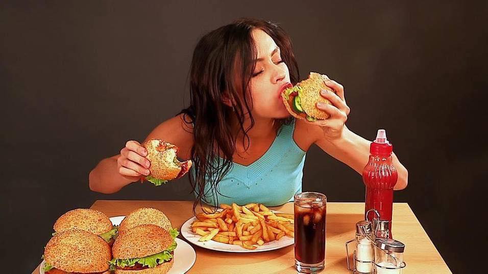 Hani më shumë kur jeni të stresuar? 5 këshilla për të ‘shpëtuar’ nga ushqimi