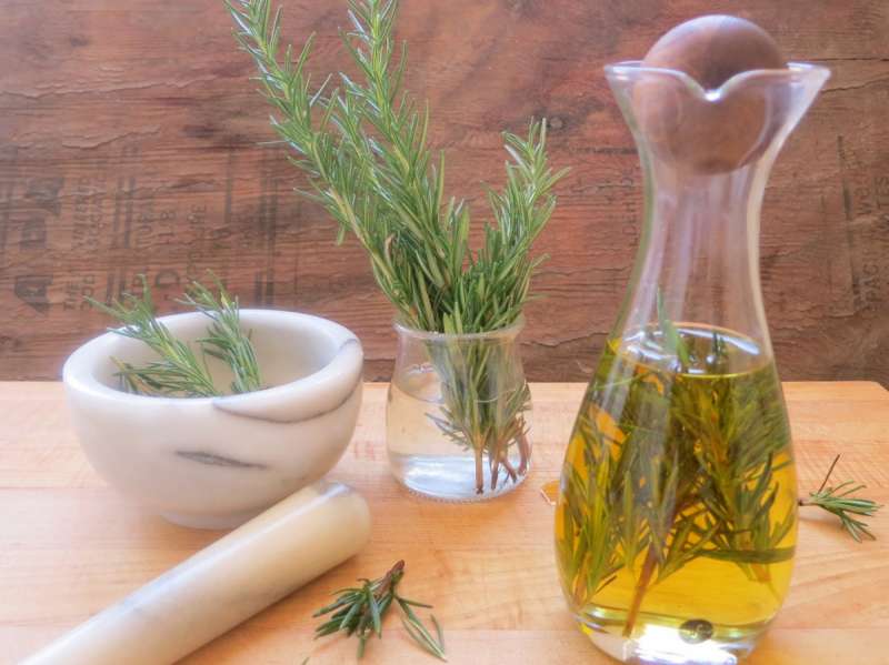 Ju tregoj fuqinë e rozmarinës, si ta përdorni për flokët tuaja (Receta)