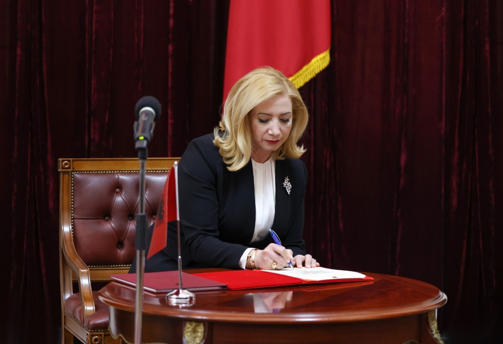 Kushtetuesja shqiptare, me një biondinë në krye të saj