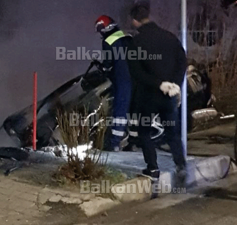Flakë gjigante/ Tenton të kalojë rrethrrotullimin me shpejtësi skëterrë, pamjet nga aksidenti fatal në Dimal që i mori jetën të riut