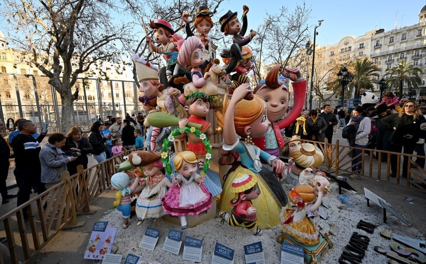 Tradita: “Las Fallas” përfundoi me djegien e kukullave gjigante
