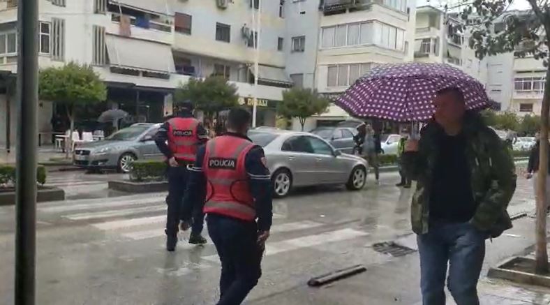 Aksidentohet në vijat e bardha 45-vjeçarja në Berat, transportohet me plagë të shumta në spital