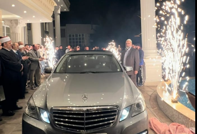 Hoxha i njohur kosovar del në pension, i dhurohet një Mercedez luksoz