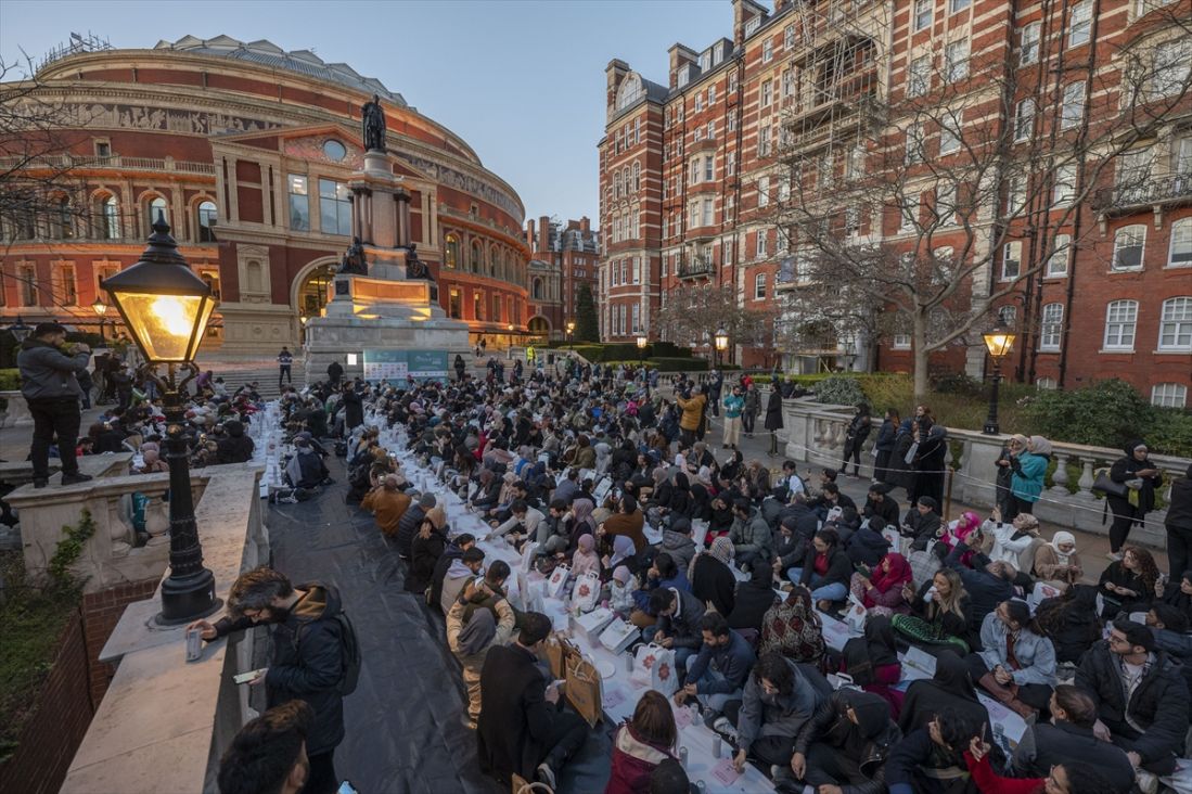 Një iftar gjigand para Royal Albert Hall në Londër