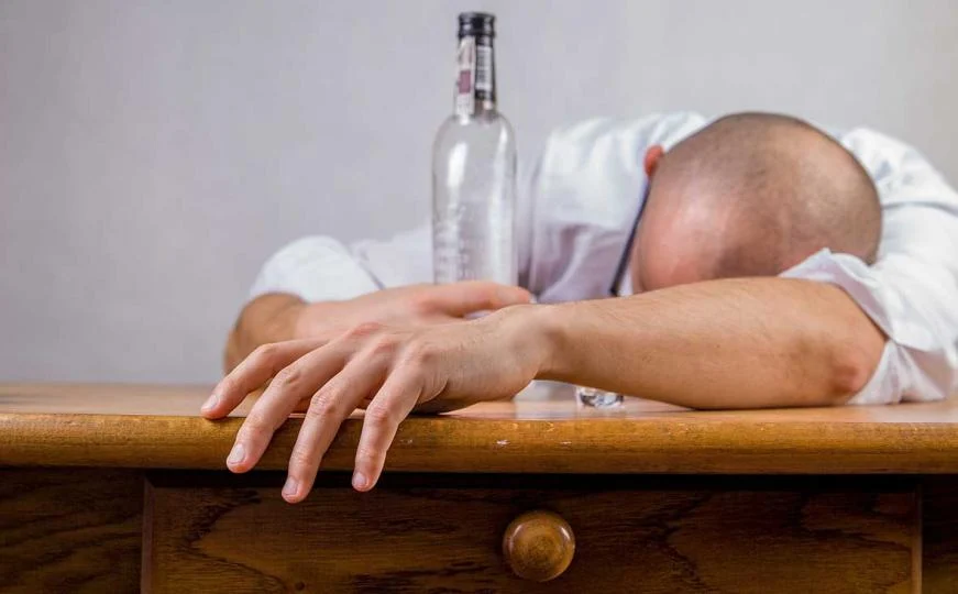 Vendi europian ku rreth 15 për qind e popullsisë ka problem me alkoolin
