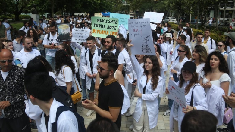 Pesë vjet për Shqipërinë, studentët e Mjekësisë kundër qeverisë