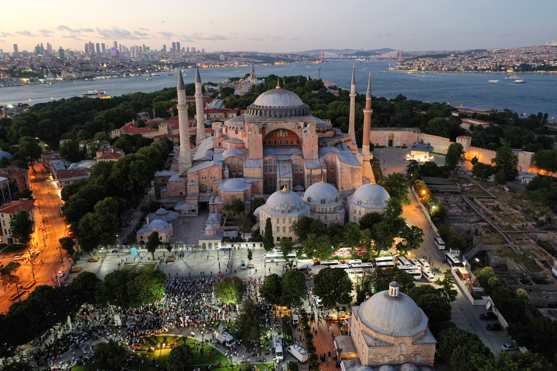 Hagia Sophia tre vjet xhami: njerëzit “e Zotit” që s’duan adhurimin e Zotit aty