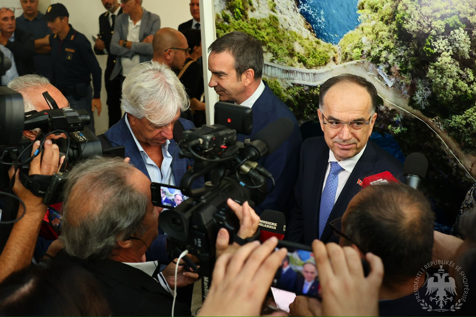Me flamuj shqiptarë dhe tinguj të himnit kombëtar, Presidenti Begaj pritet nga komuniteti arbëresh në Itali: Të bëjmë më shumë në interes të përbashkët të dy vendeve