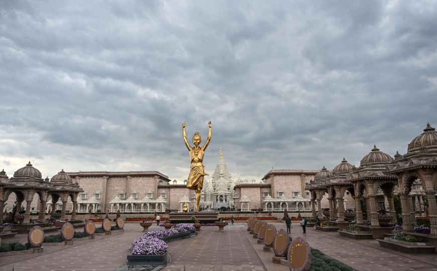 Ndërtimi që zgjati 12 vjet: tempulli më i madh hindu jashtë Indisë
