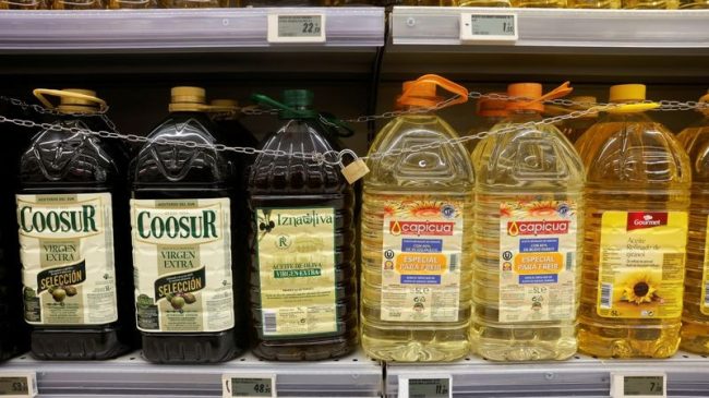 15 euro çmimi i vajit të ullirit në Spanjë, banorët e vjedhin, supermarketet vendosin zinxhirë