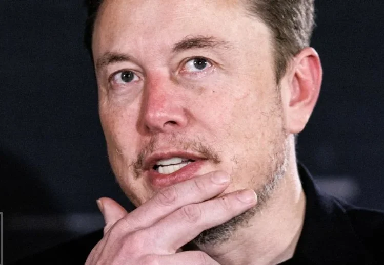 Një veprim i dënuar nga shumë njerëz: Musk kthen njeriun e diskutueshem në X