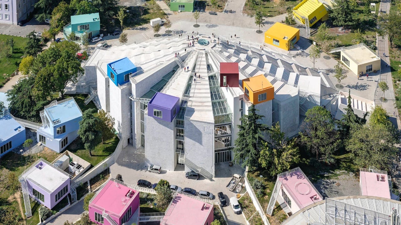 Kioskësimi përçudnuese i Piramidës që ha debat