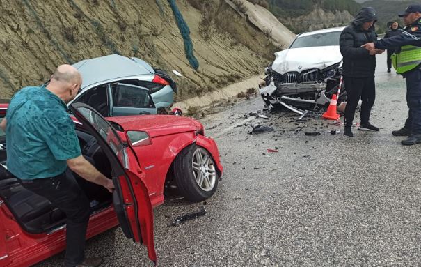 Aksident në Memaliaj, një person humbi jetën, dy të tjerë u plagosën! Në Pogradec makina del nga rruga, përplaset me shtyllën e tensionit të lartë 15 aksident2