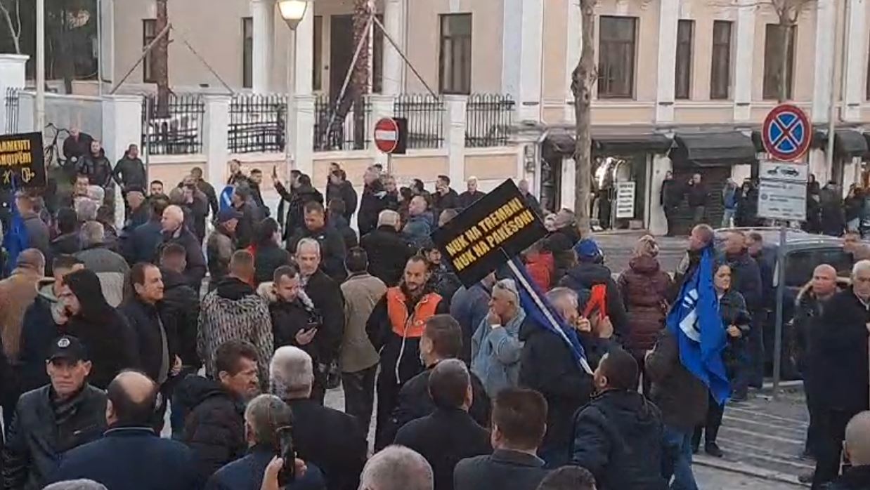 Protesta e opozitës para Kuvendit, hidhen tymuese drejt policisë 1 okkkkkkkk