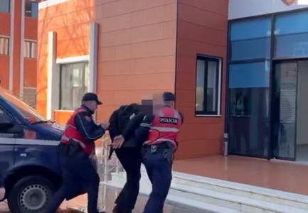 Shokuese! 26-vjeçari dhunon nënën e tij dhe tenton të abuzojë s*ksualisht motrën 16 vjeçare