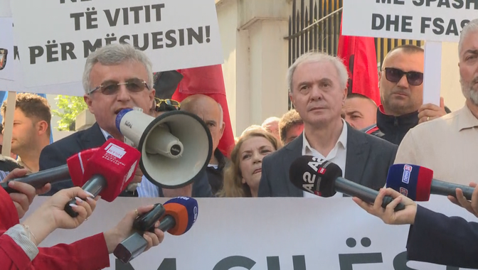 Jo hare për 1 Maj: në Tiranë mësuesit shpalosin dramën e tyre