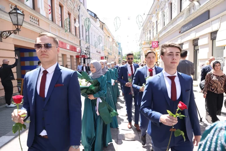 Parada e moralit dhe dijes islame diku në Ballkan: Këta diamante rinore!