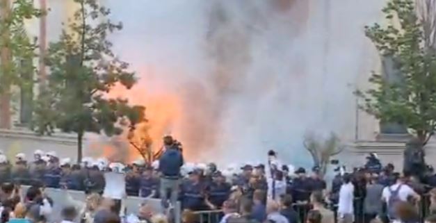 bashkia-tirane-protesta.jpg