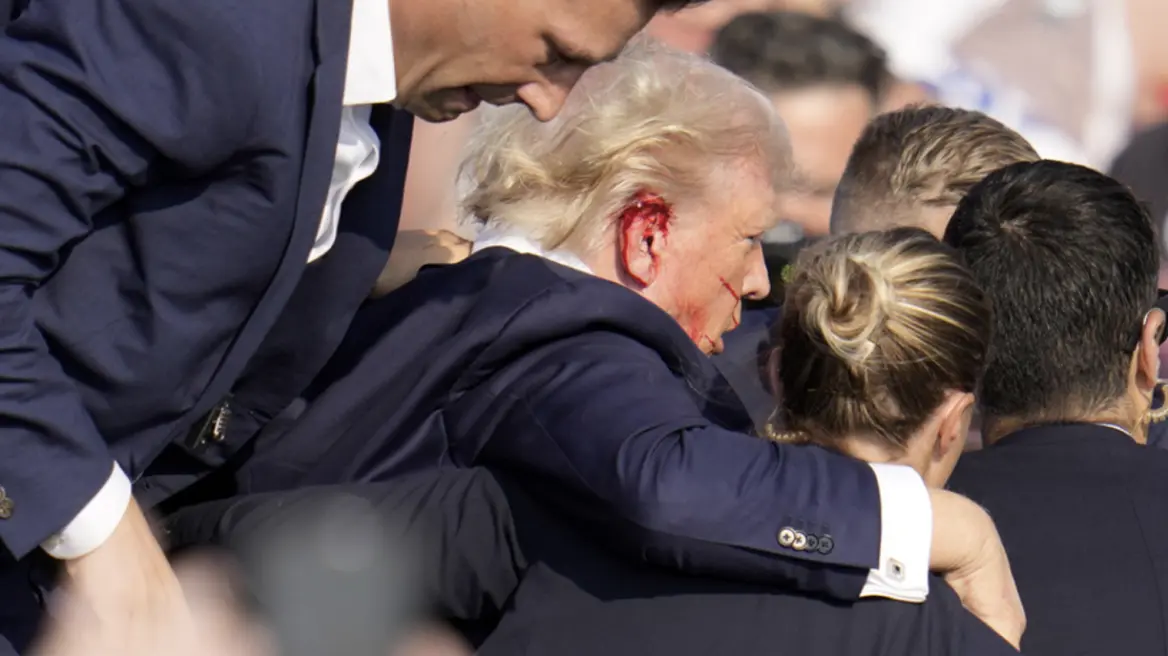 Pamje: kur Trump qëllohet në vesh..