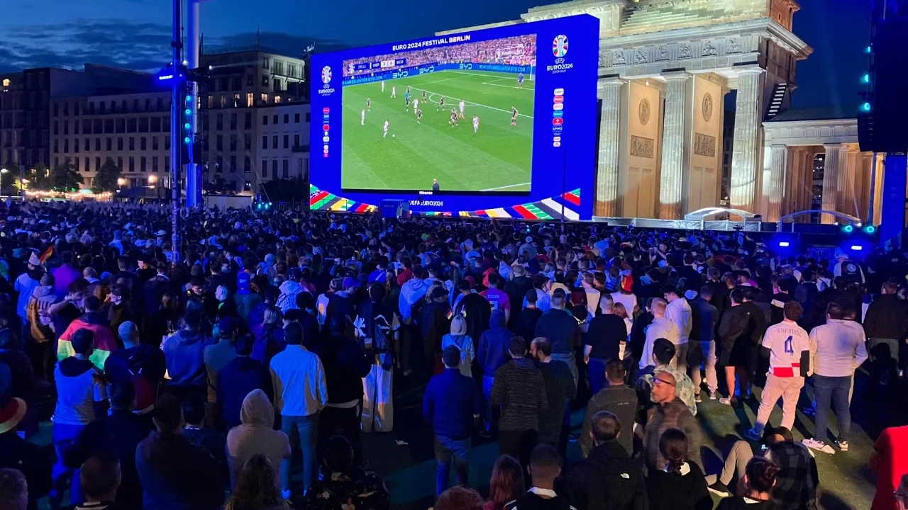 Gjermanët rrisin çmimet! Fluksi i madh i tifozëve anglezë në Berlin, përballen me luhatjen
