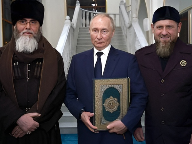 Pamje: Putin puth Kuranin e florinjtë në një xhami çeçene