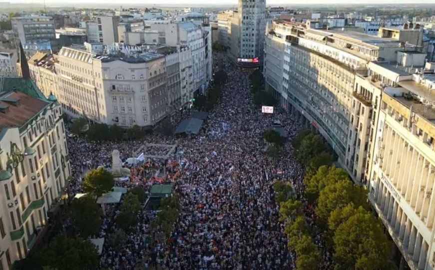 A qëndrojnë SHBA-të pas protestave në Serbi?