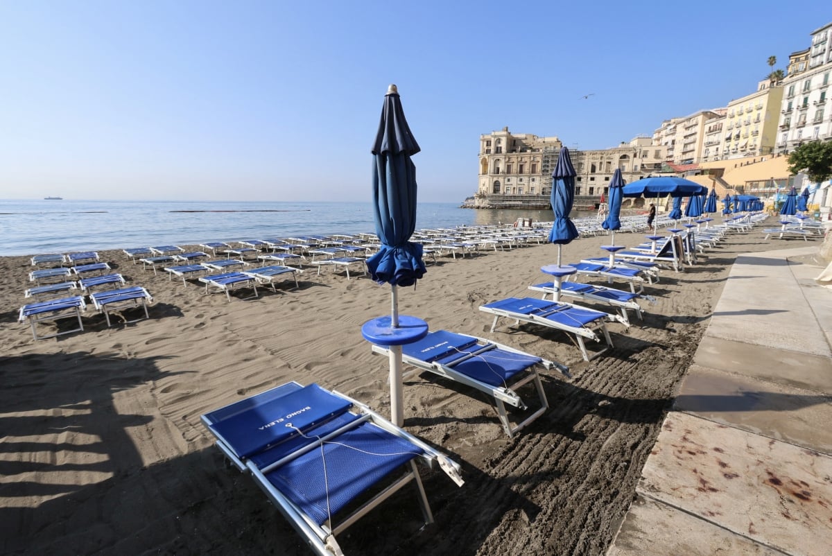 Pse u mbyllën çadrat në plazhet italiane për një ditë?