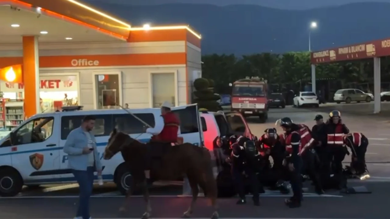 Protestuesi "SFIDON" policët/ Para "Shqiponjave" duke bërë karshillëk, me veshje popullore mbi kalë 12 0000 sd 7