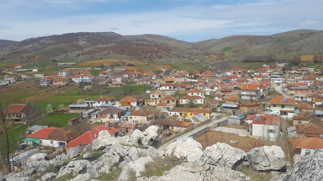 TELENOVELË në Maliq / Punonte bashkë me burrin në stallë, nëna e 2 fëmijëve e tradhtonte me pronarin, por zbulimi tjetër TRONDIT bashkëshortin 15 299171838 579196266915188 8740026866283424942 n sd