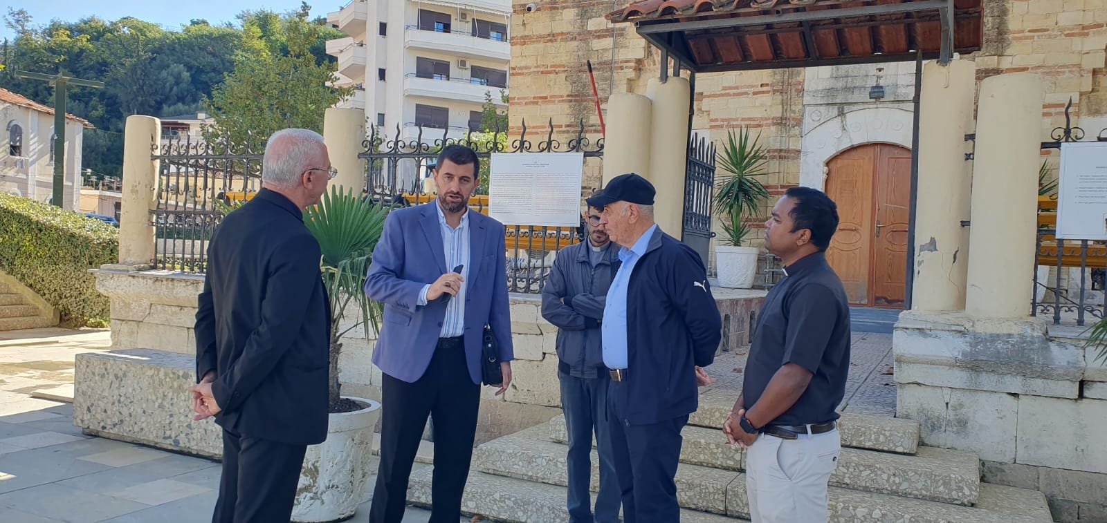 Prifti “qan” xhaminë e përmbytur të Vlorës