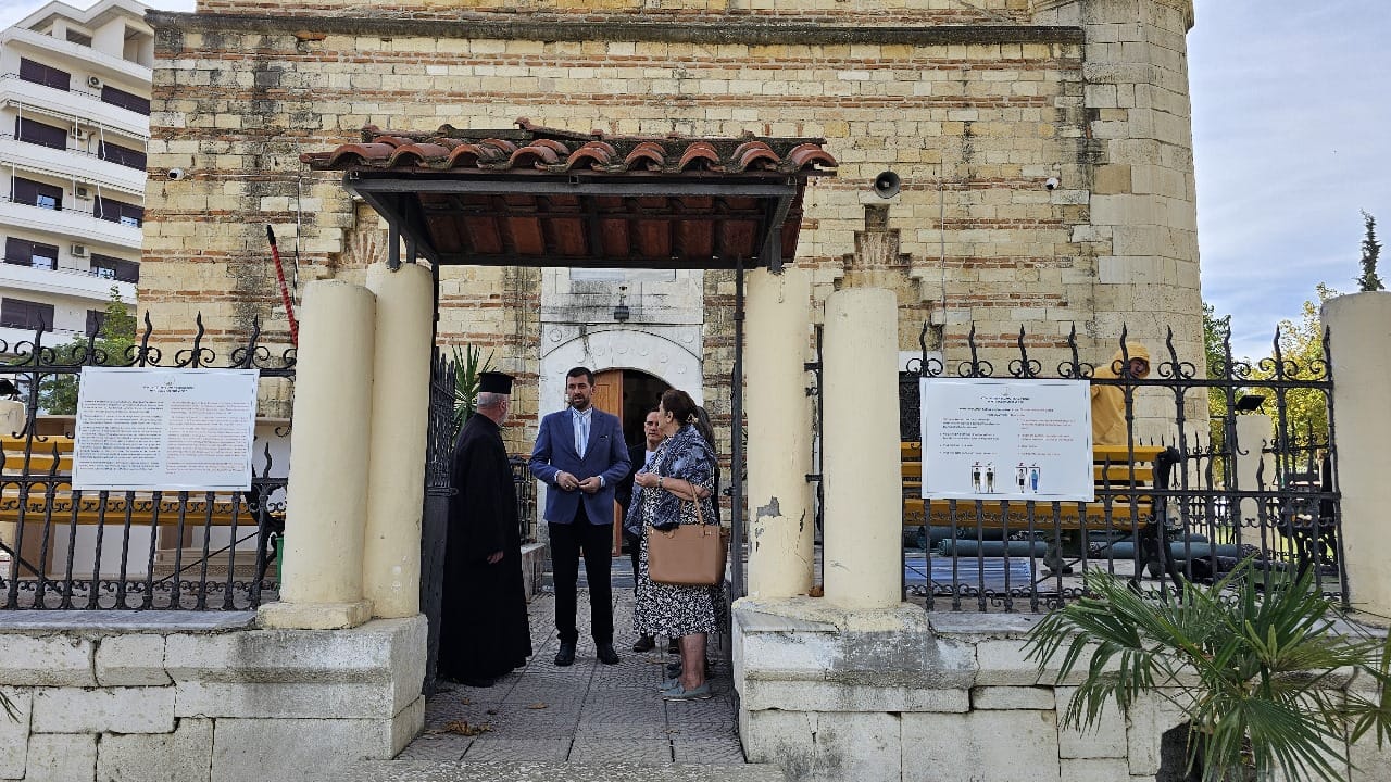 Tjetër prift në xhaminë monumentale të Vlorës