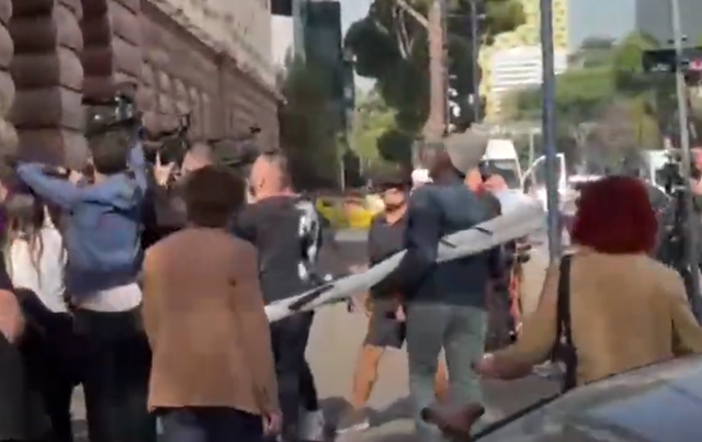 Fredi Beleri në Tiranë si eurodeputet grek! Përballet me ZEMËRIMIN e qytetarëve: O rrugaç, e mban mend... 17 640 0 1730197138xa 579