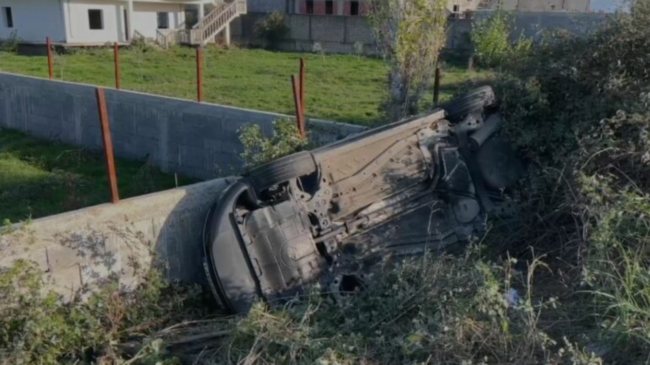 Aksident i RËNDË në aksin Lezhë-Laç! Automjeti përfundon në kanal, detajet e para 8 Capture 465