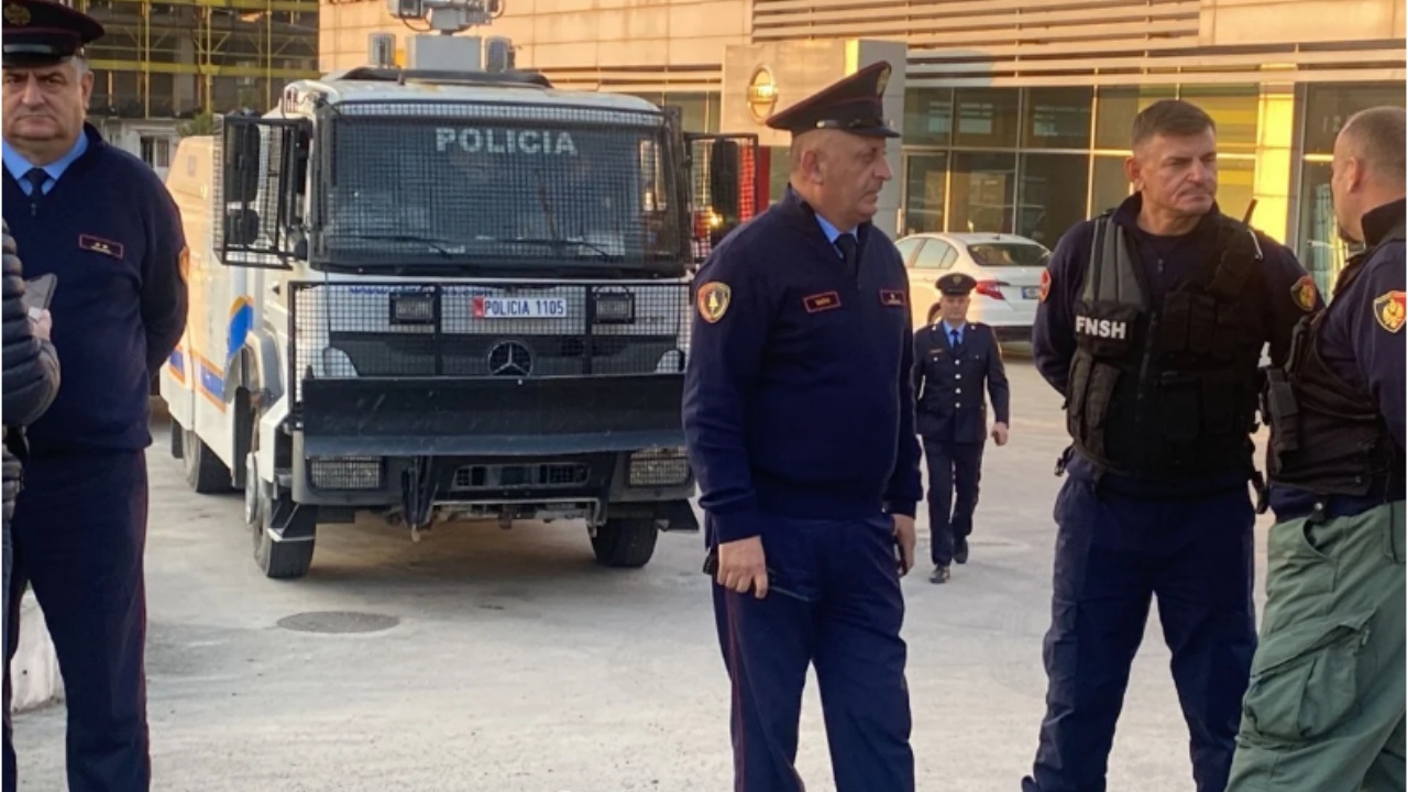 Gjysmë ore para protestës së opozitës/ Si është situata, ‘blindohen’ rreth rrotullimet kryesore në vend, zbarkojnë zjarrfikëse dhe forca policore 14 llabani sd